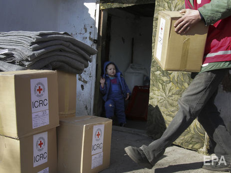 Бойовики не пропустили на окуповану територію три з чотирьох вантажівок із гумдопомогою від Червоного Хреста