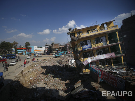 Власти Непала заявляют, что стране не хватает вертолетов для доставки гуманитарных грузов