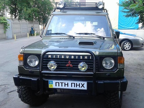 Аваков: На автомобильных номерах не должно быть наклеек. Даже патриотического содержания