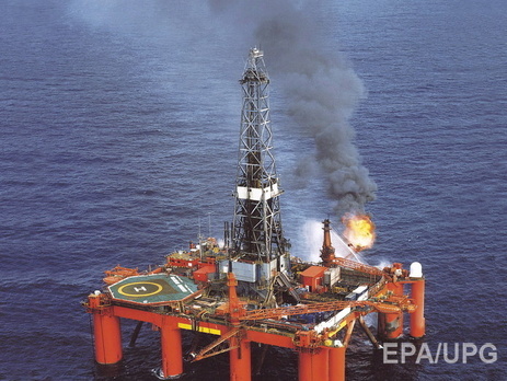 Цены на нефть незначительно снизились после скачка до максимума 2015 года