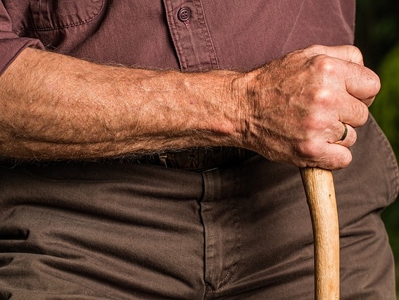 В США 95-летний ветеран Второй мировой войны защитился от грабителя с помощью трости