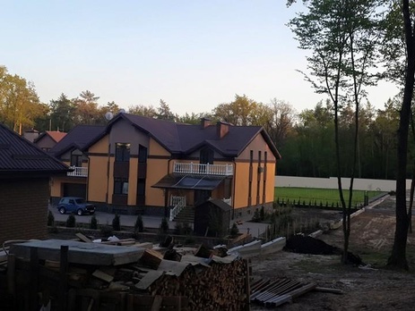 Журналист Бигус: Земля под домом в Лесниках записана на дочь замглавы МВД Чеботаря