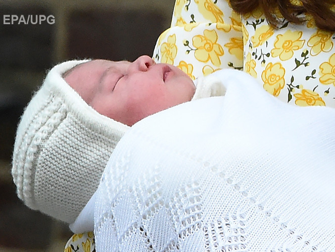 Королева Елизавета II впервые навестила новорожденную принцессу Шарлотту