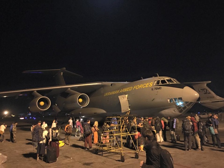 Самолет Ил-76 с эвакуированными гражданами Украины готовится к вылету из Катманду