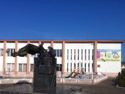 Тягнибок: В Сватово снесли памятник Ленину