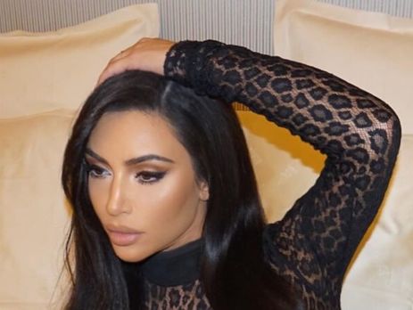 Кім Кардашян показала фігуру в прозорому комбінезоні