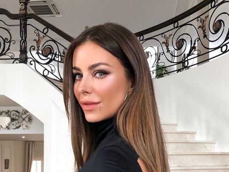 Ани Лорак надела платье с декольте до талии