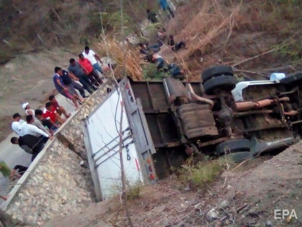 У Мексиці перекинулася вантажівка з мігрантами, загинуло 25 осіб, десятки поранених