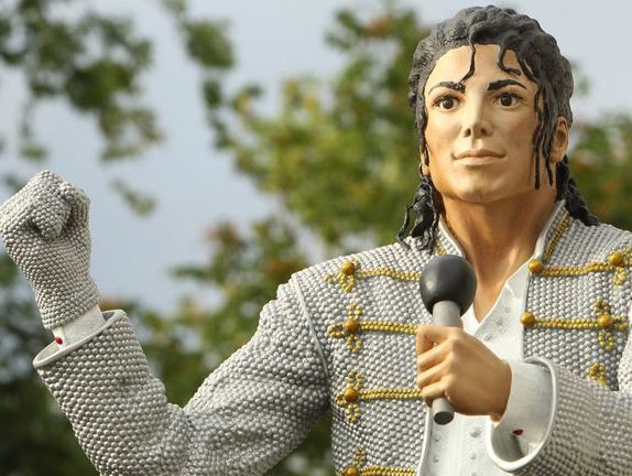 У Великобританії демонтували статую Джексона 