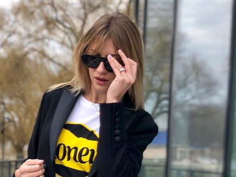 Никитюк позировала в мини с поднятой ногой