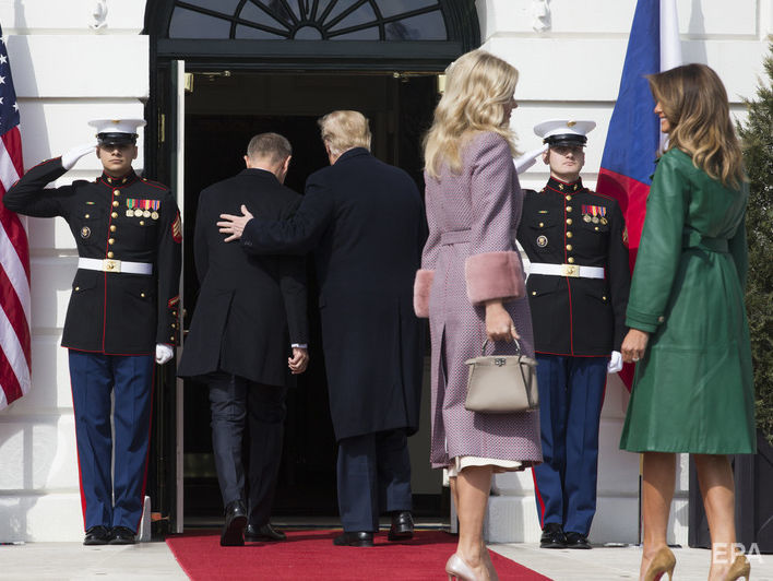 Трамп під час зустрічі із прем'єром Чехії залишив дружину на порозі Білого дому. Відео
