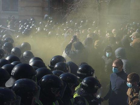 У Києві біля Адміністрації Президента сталися сутички поліції і націоналістів. Фоторепортаж