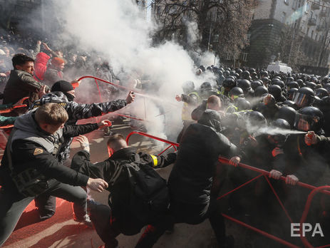 Білецький про зіткнення в Києві: Банкова виявилася перегороджена барикадами з вантажівок і біотуалетів! Можливо, лайно повинно було захистити лайно в АП