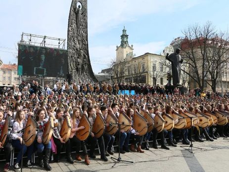 У Львові 407 бандуристів встановили рекорд України, виконавши 