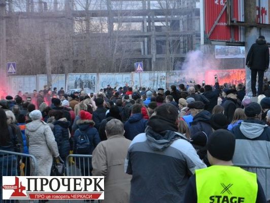 В Черкассах произошли столкновения между "Нацкорпусом" и полицией. Активисты пытались встретиться с Порошенко