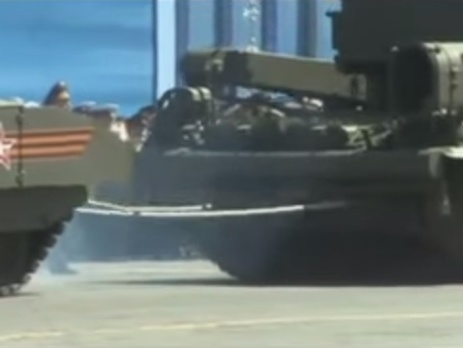 Заглохший во время репетиции парада в Москве танк "Армата" не смогли отбуксировать. Видео