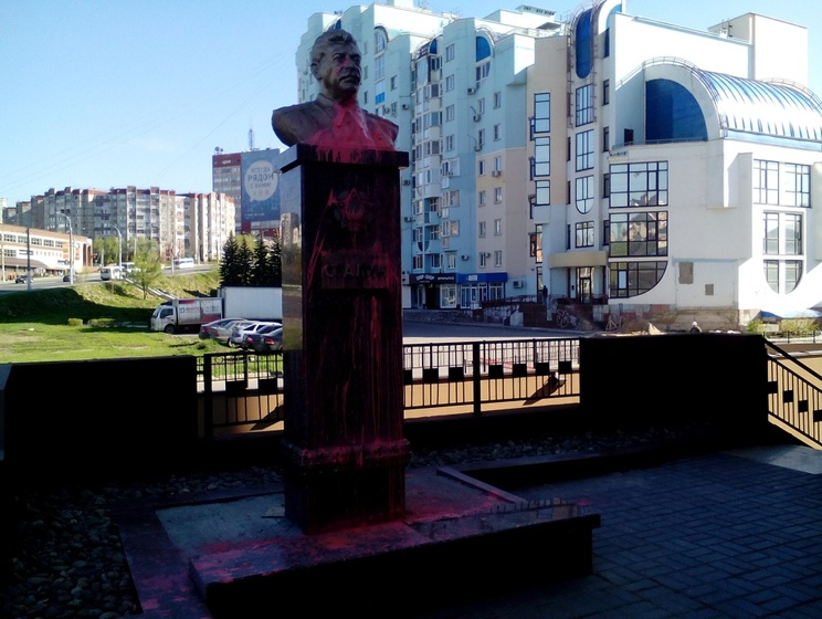 В Липецке облили краской установленный два дня назад памятник Сталину