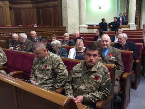 Сегодня в Раду пришли ветераны Красной армии, воины УПА и участники АТО. Фоторепортаж