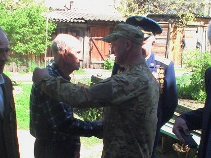 Бойцы АТО поздравили ветеранов Луганской области. Фоторепортаж