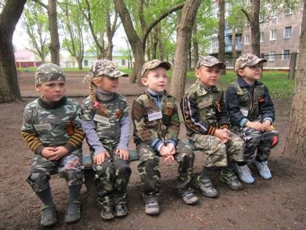 В Горловке детей одели в камуфляжную форму с бейджиками 