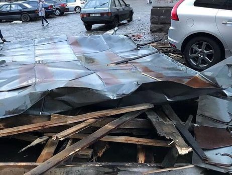 У Львові вітер зірвав дах будинку, пошкоджено сусідні будівлі та автомобіль. Фоторепортаж