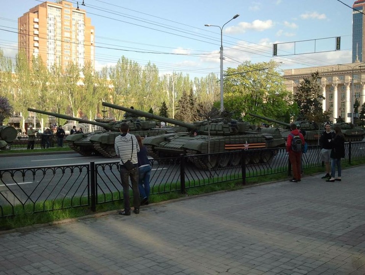 "Днепр-1" опубликовал фотографии подготовки парада боевиков 9 мая в Донецке
