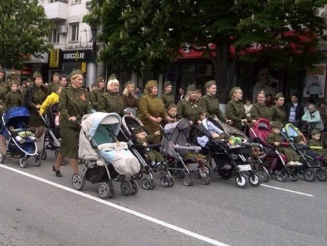 Кони, мотоциклы и мамы в пилотках с колясками – в Симферополе состоялась репетиция парада. Фоторепортаж