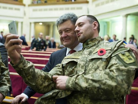 Порошенко: В ожесточенной борьбе наши славные 