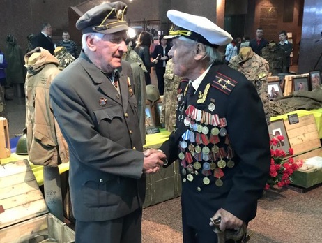 В Киеве ветеранам Красной армии и УПА дарят цветы