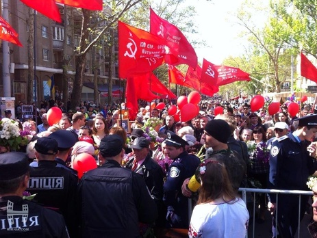 В Николаеве люди с коммунистическими флагами попытались штурмовать милицию