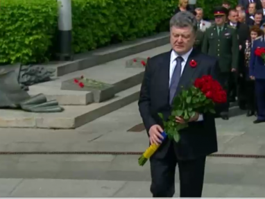 Порошенко с ветеранами возложил цветы к могиле Неизвестного солдата