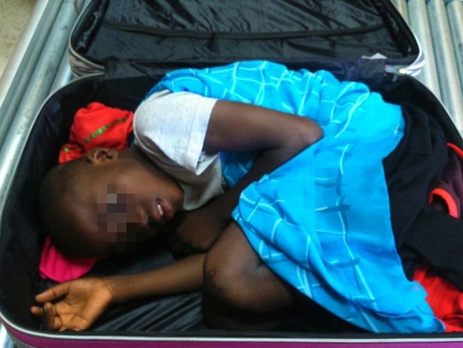 Восьмилетнего мальчика провезли контрабандой в чемодане из Марокко в Испанию