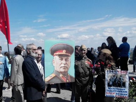 Возле Вечного огня в Киеве собрались люди с георгиевскими лентами и портретом Сталина. Фоторепортаж