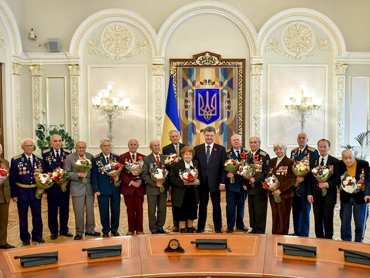 Порошенко наградил 16 ветеранов медалями "70 лет Победы над нацизмом"