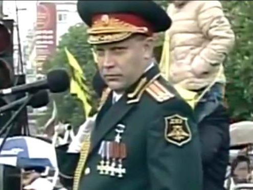 Главарь террористов "ДНР" Захарченко выглядел пьяным на параде в Донецке. Видео