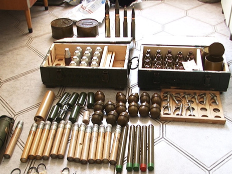 В Ивано-Франковской области милиция изъяла у военнослужащего боеприпасы и спецсредства. Фоторепортаж