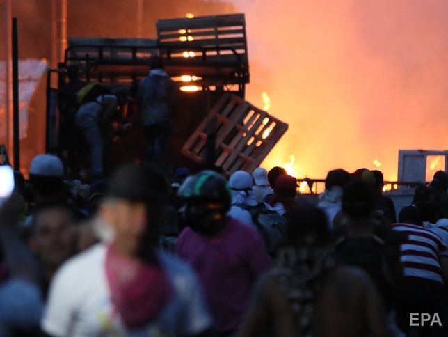 Пожежу вантажівки з гумдопомогою для Венесуели 23 лютого влаштували активісти – ЗМІ