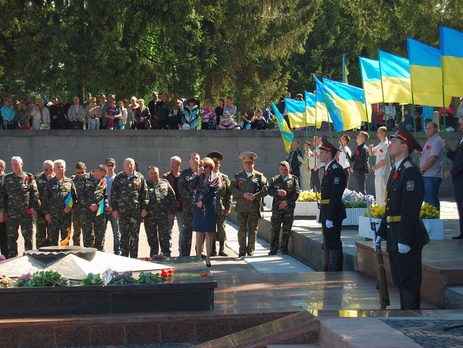 В Ровно ветераны Второй мировой войны и бойцы АТО возложили цветы к памятнику погибшим за освобождение Украины. Фоторепортаж
