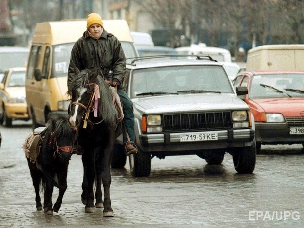 В Харькове в результате столкновения автомобиля и кареты с лошадью пострадали два человека