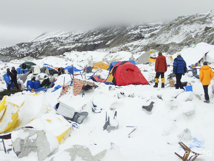 В Непале из-за схода новых лавин приостановили поиск тел альпинистов