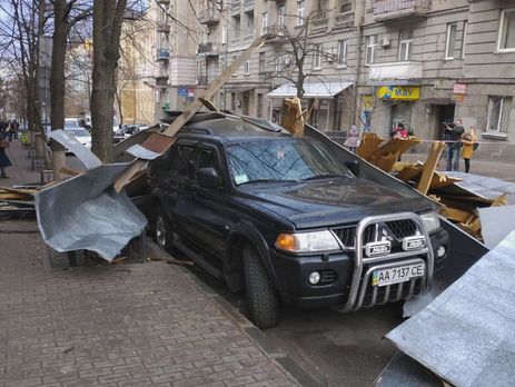 Ураган у Києві. Біля метро 