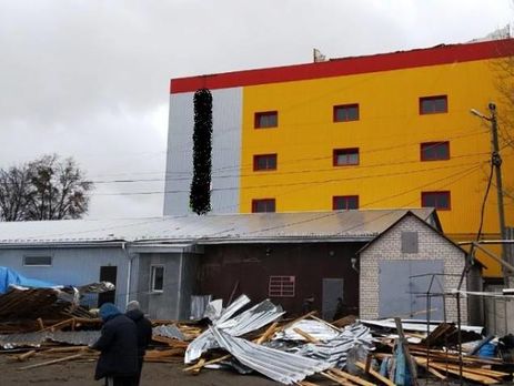 У Житомирській області зірвана вітром покрівля вбила жінку