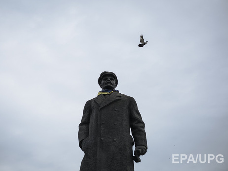 В Славянске памятник Ленину забросали краской. Видео