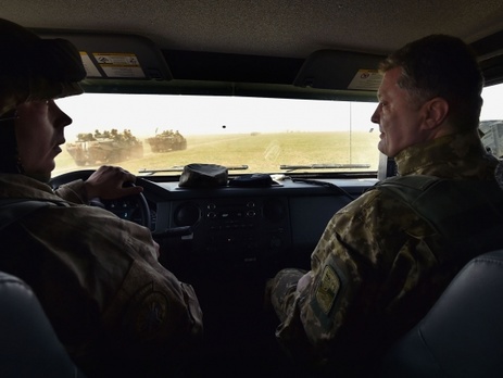 В понедельник Порошенко осмотрит новые образцы военной техники