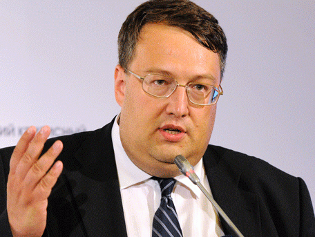 Геращенко предлагает запретить использование георгиевской ленты