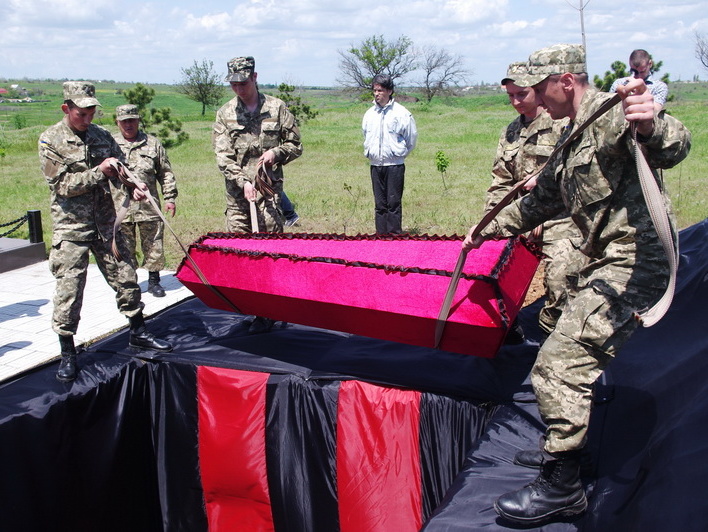 Под Одессой перезахоронили останки 18 воинов, героически погибших в боях за город