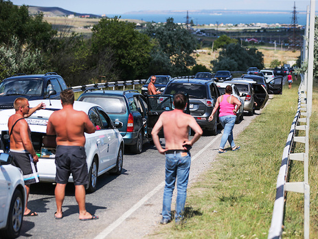 Журналист Бочкала: На выезде из аннексированного Крыма в Украину огромная пробка