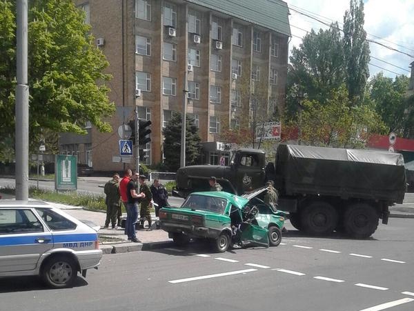 СМИ: В Донецке "Урал" боевиков раздавил легковой автомобиль, двое погибших