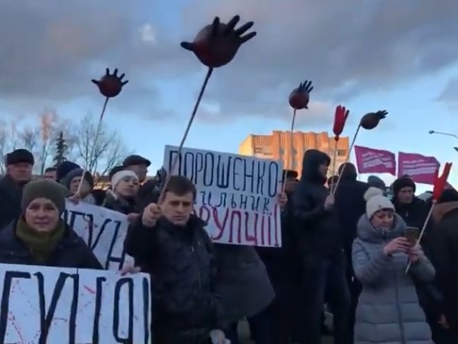 Активісти "Нацкорпусу" та "нацдружин" спробували зірвати спілкування Порошенка з виборцями в Житомирі. Відео