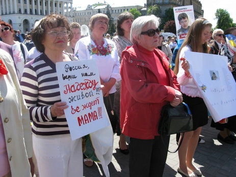 Около двух сотен человек в центре Киева поздравили Савченко с днем рождения. Фоторепортаж